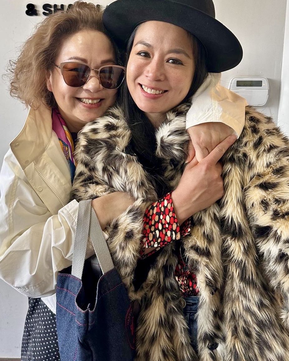 杜麗莎日前分享一張母女照,杜麗莎仍保持珠圓玉潤外形,露出招牌笑容。 杜麗莎日前分享一張母女照,杜麗莎仍保持珠圓玉潤外形,露出招牌笑容。