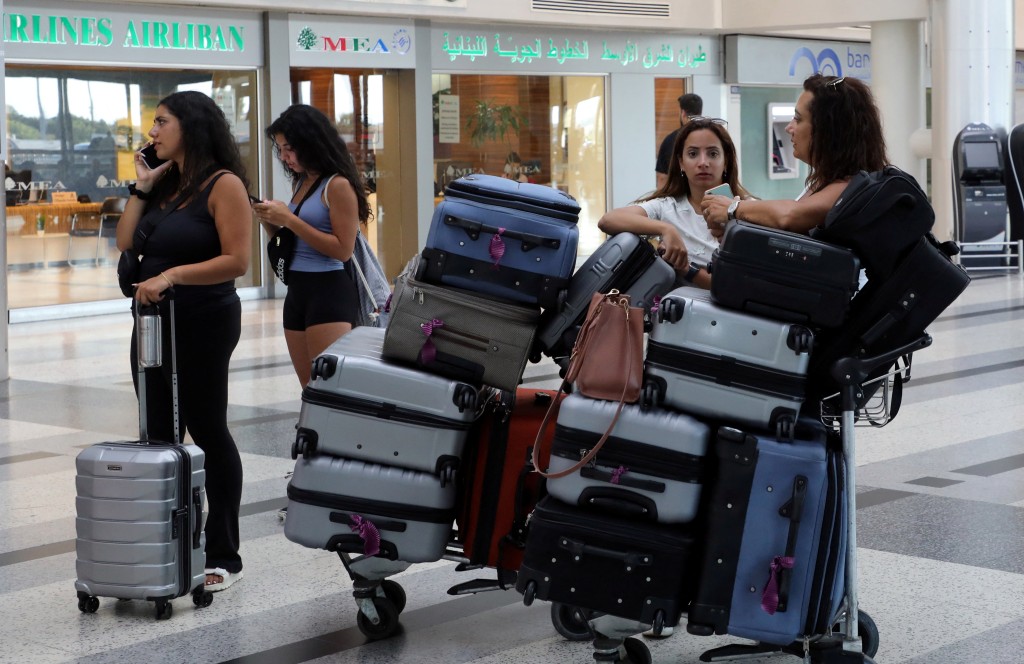 贝鲁特国际机场原定周一凌晨起飞或抵达的大部分航班延误或取消。路透社