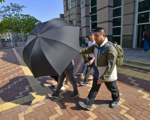 在天平邨被捕及遭起訴的教師連同其他被告今日提堂，在旁人掩護下離開。