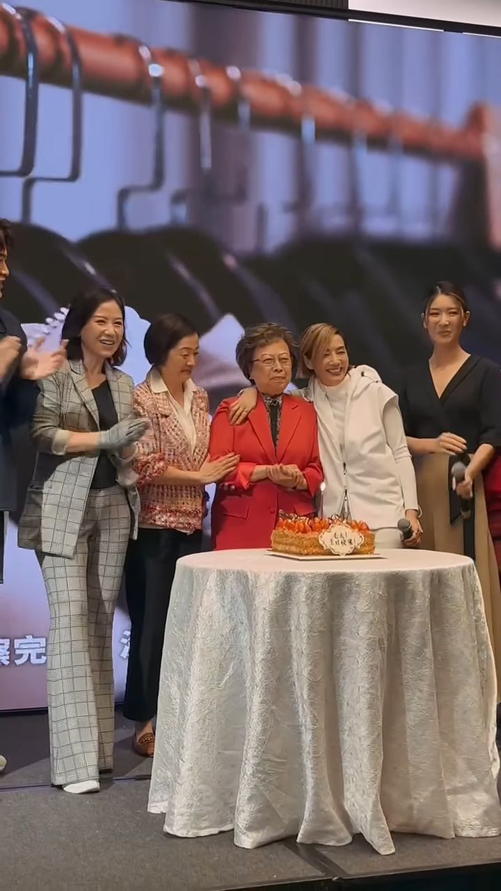 毛舜筠與媽媽一起切蛋糕。