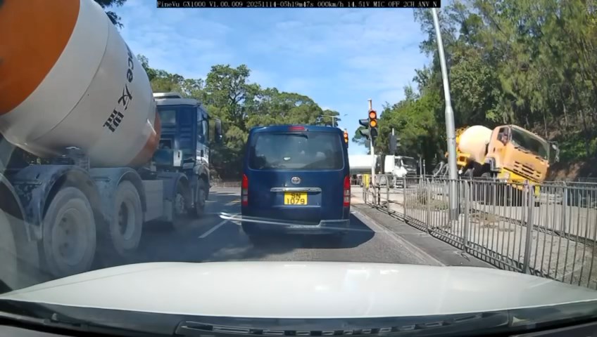 田螺車由長青公路右轉駛入青衣西路時，失控自炒翻側。網上片段截圖