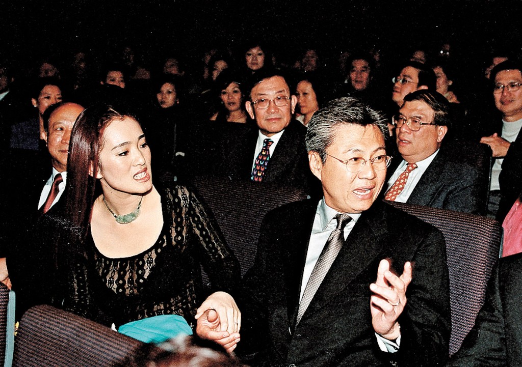 鞏俐前夫係新加坡煙草大王黃和祥,她於2008年加入新加坡籍。