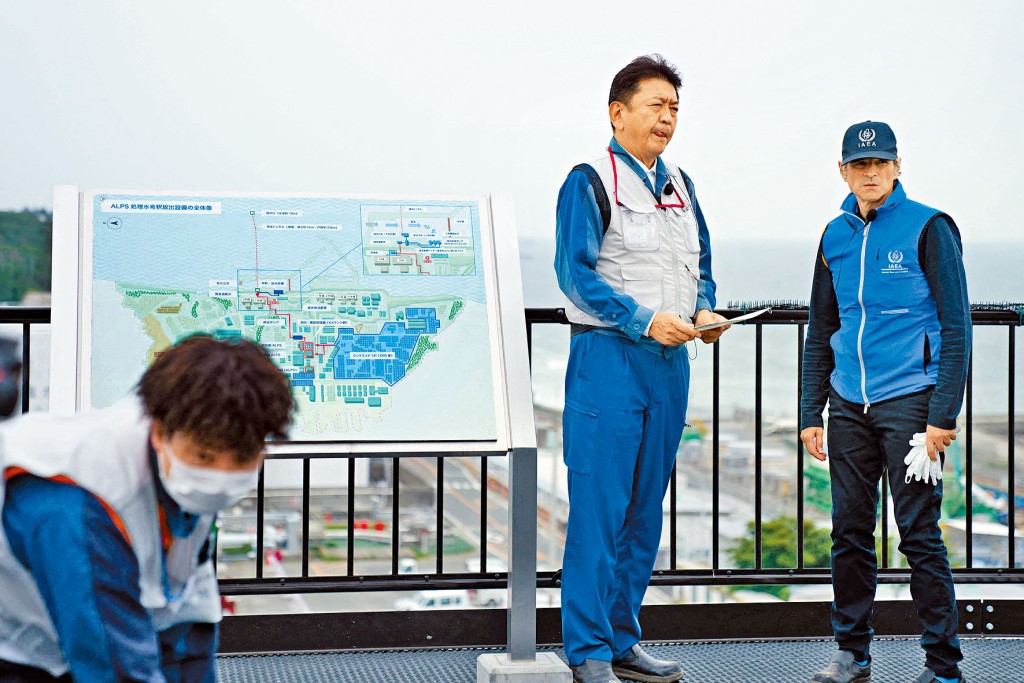 國際原子能機構(IAEA)總幹事格羅西(右)周三視察福島核電廠,聆聽東電社長小早川智明講解核廢水排海設施。