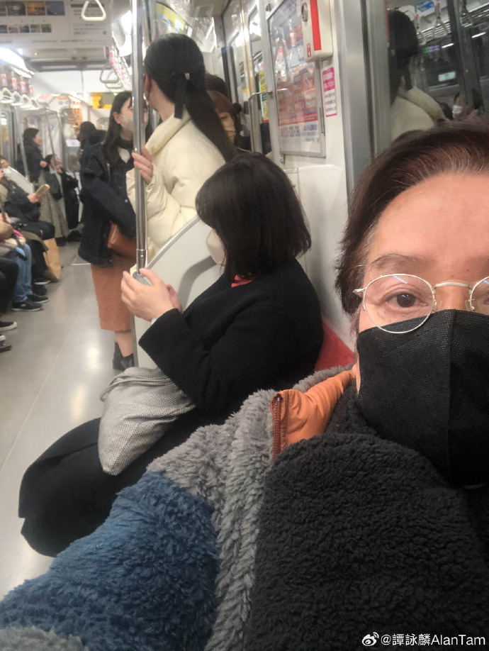 谭咏麟在东京乘坐地铁出入。