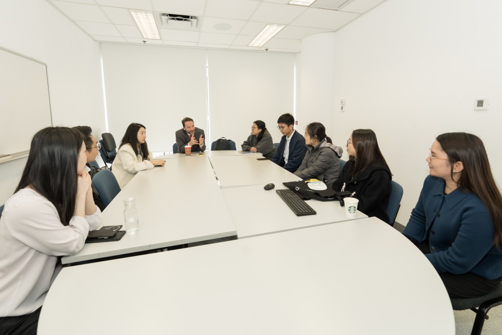 世衞代表Tamás Landesz（中）于本港首个「Go WHO」宣讲会上，跟参加者进行深入讨论和分享。港大医学院提供