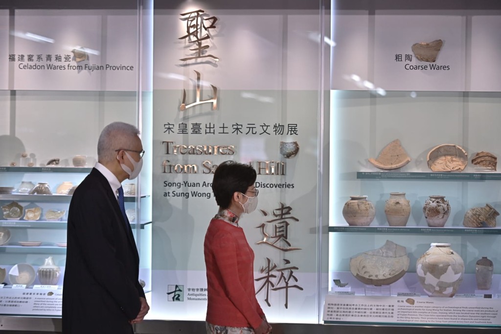 林鄭月娥指港鐵結合考古的元素設計,於車站大堂內展示出土文物。