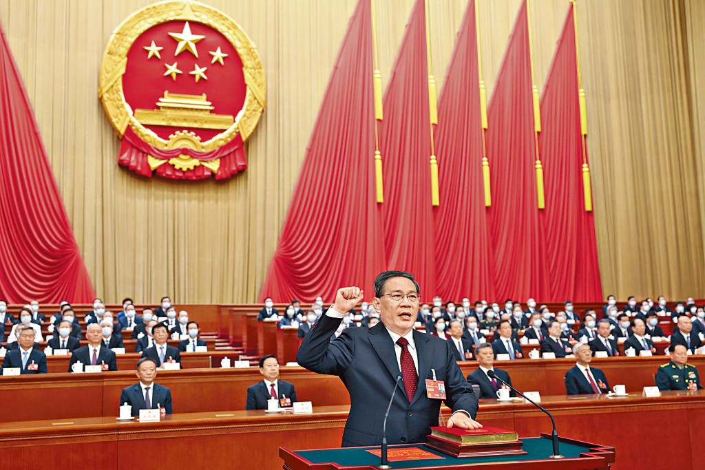 中共政治局常委李强成为新一任国务院总理，随即宣誓就任。