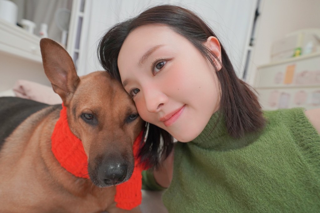 林欣彤與愛犬親密自拍,畫面溫馨有愛。 林欣彤與愛犬親密自拍,畫面溫馨有愛。