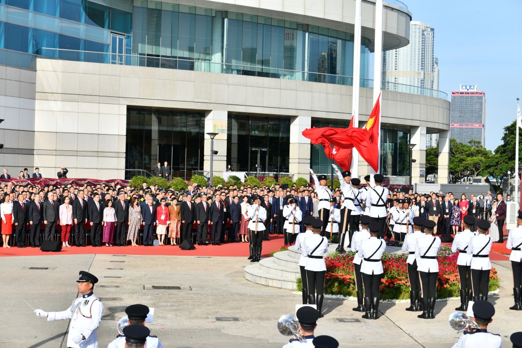 中华人民共和国成立七十五周年庆祝活动升旗仪式。（卢江球摄）