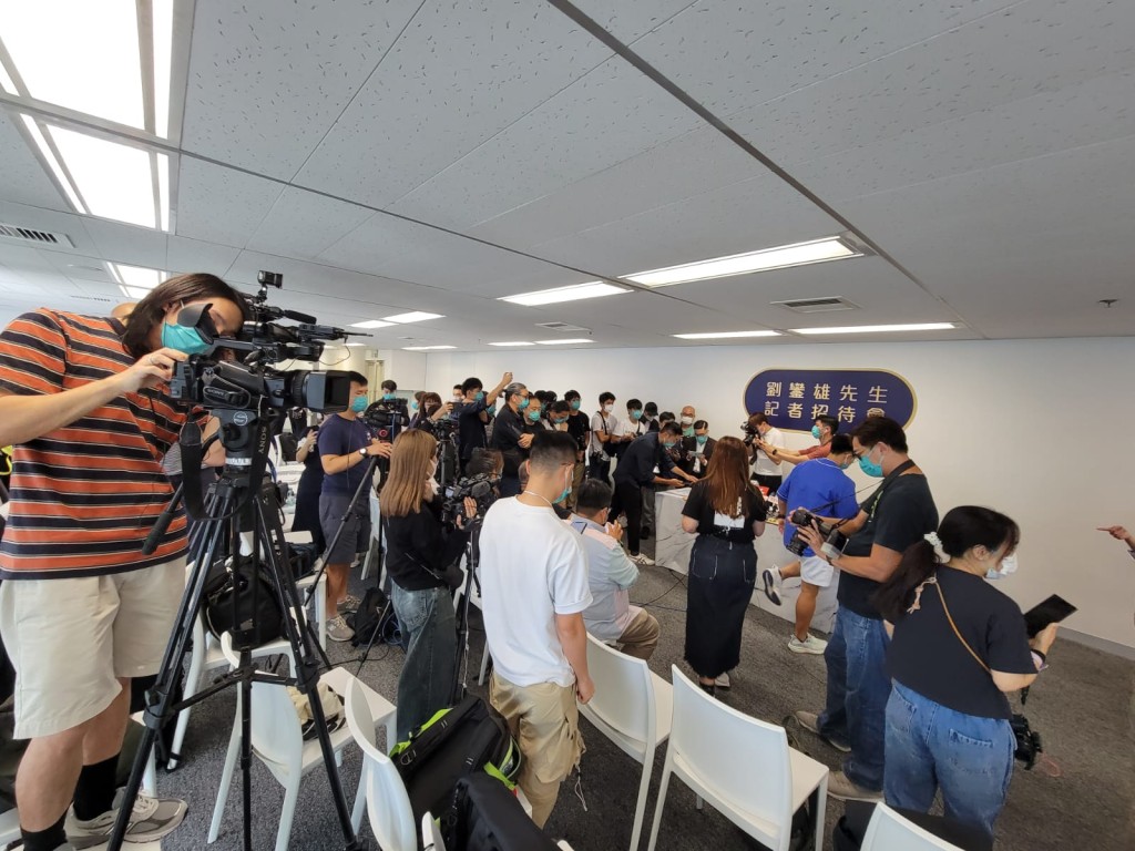 大劉突開記者會，有過半百記者及攝記到場出席。