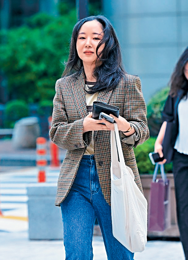 閔熙珍昨透過律師開記招，否認有挖角NewJeans。