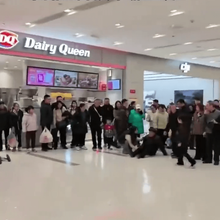 老人被撞倒地，現場不少人圍觀。