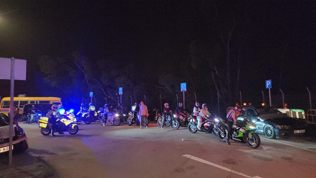 警方最終在爛泥灣一帶成功截停14輛電單車。 警方最終在爛泥灣一帶成功截停14輛電單車。