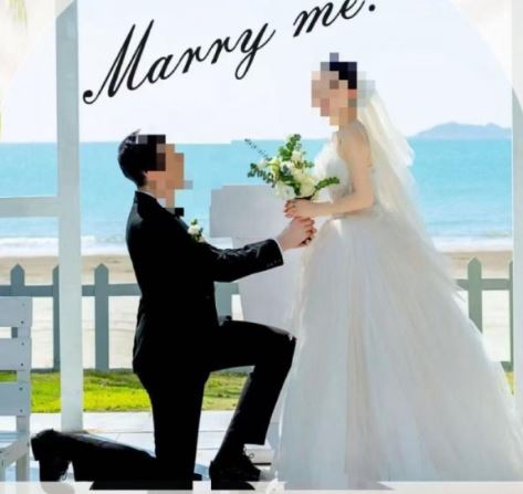 朱瑞敏（右）與丈夫（左）去年8月結婚。極目新聞