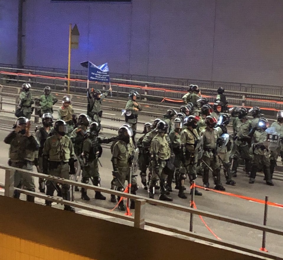 屯門防暴警察藍旗警告。網上圖片