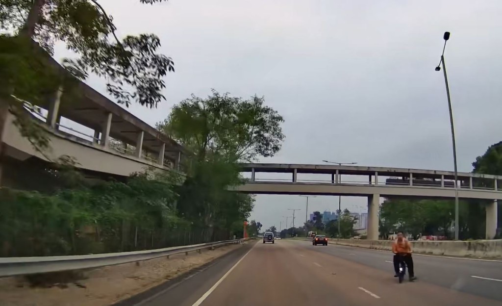 車輛迎面駛至，司機見突然出現電動單車男，急忙響咹。fb車cam L（香港群組）影片截圖