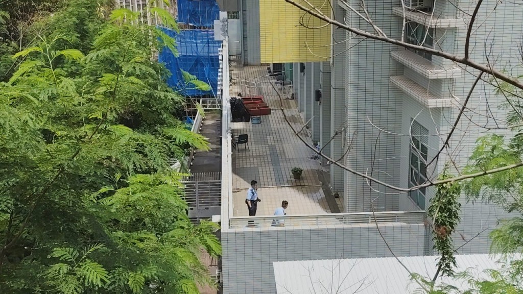 警員在平台調查。 警員在平台調查。