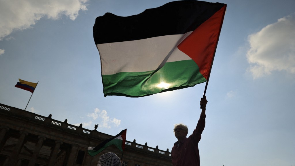 哥伦比亚民众挥舞巴勒斯坦旗，要求加沙立即停火。 路透社