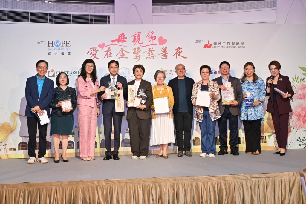 高永文和方国珊与一众赞助机构代表出席慈善宴。 高永文和方国珊与一众赞助机构代表出席慈善宴。