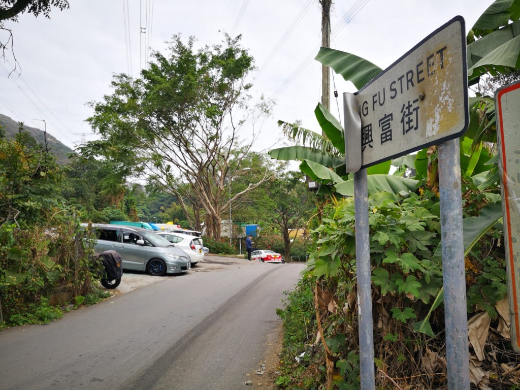 現場是興富街一個露天停車場。 梁國峰