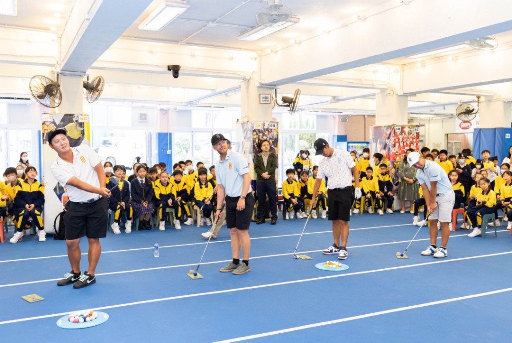 Iron Heads GC球隊到學校指導學生打球技巧。