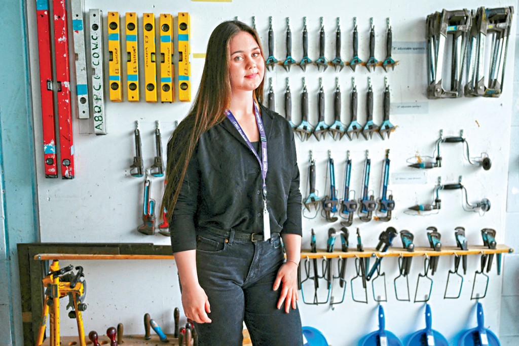 來自烏克蘭的18歲女孩亞羅申科，在倫敦西敏市學院（CWC）修讀水喉工課程。  