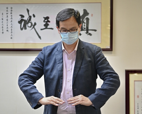 新冠肺炎康復者、東九龍居民委員會主席何漢文每日定時在家做深呼吸練習，望提升肺活量。 蘇正謙攝
