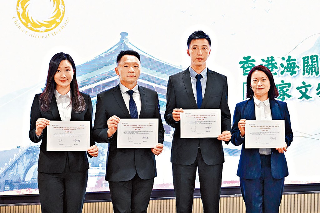 左起：海關鐵路及渡輪口岸科督察葉婉翠、情報統籌課監督劉玉龍、貿易關係及公共傳訊科助理參事張文傑、貿易關係及公共傳訊科高級督察洪寶君分享感受。