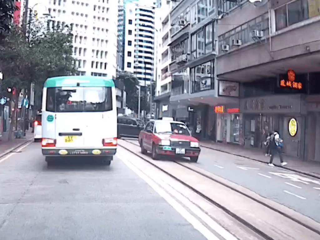 私家車高速撞入地產舖。FB：車Cam L（香港群組）