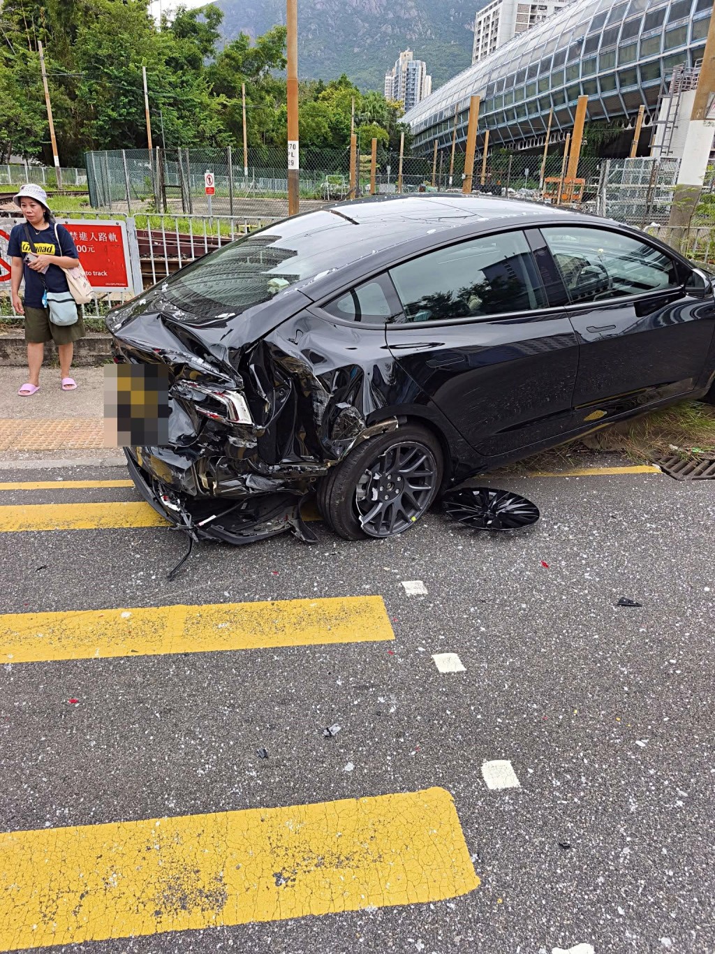 私家車損毀嚴重。fb：屯門公路塞車關注組