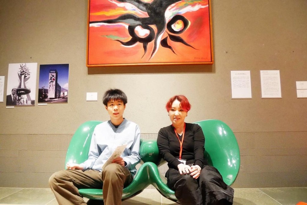 GAKU与古田ココ老师，背景为冈本太郎美术馆。（图片来源：Instagram@bygaku0501）