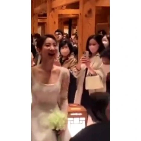 見到一對新人現身，孫藝珍即企起身狂影。