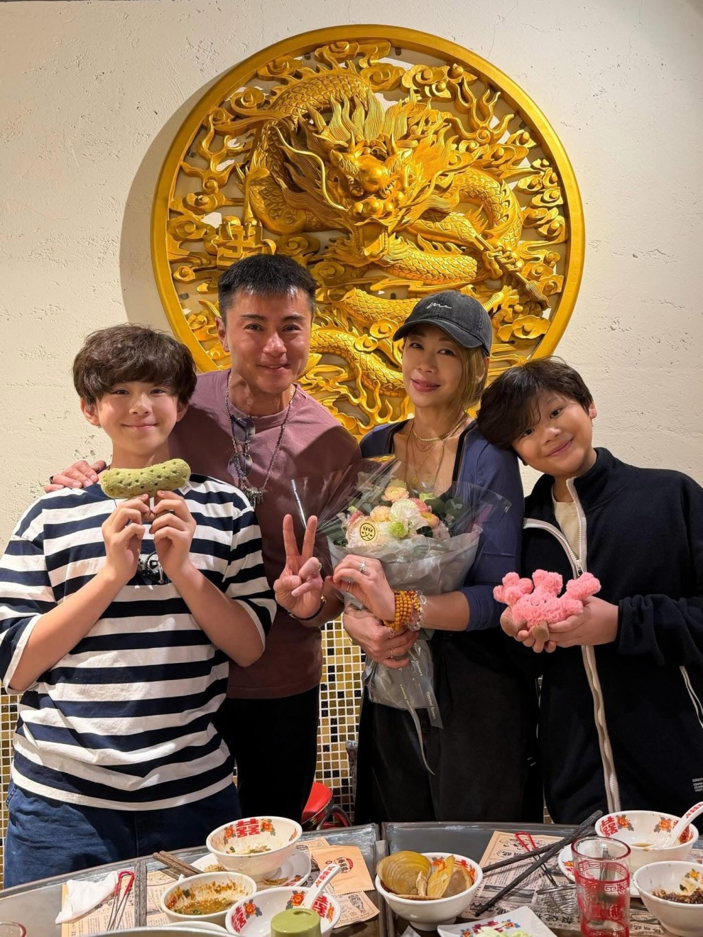 二人育有两名儿子Kayden和Ransley，相当幸福。