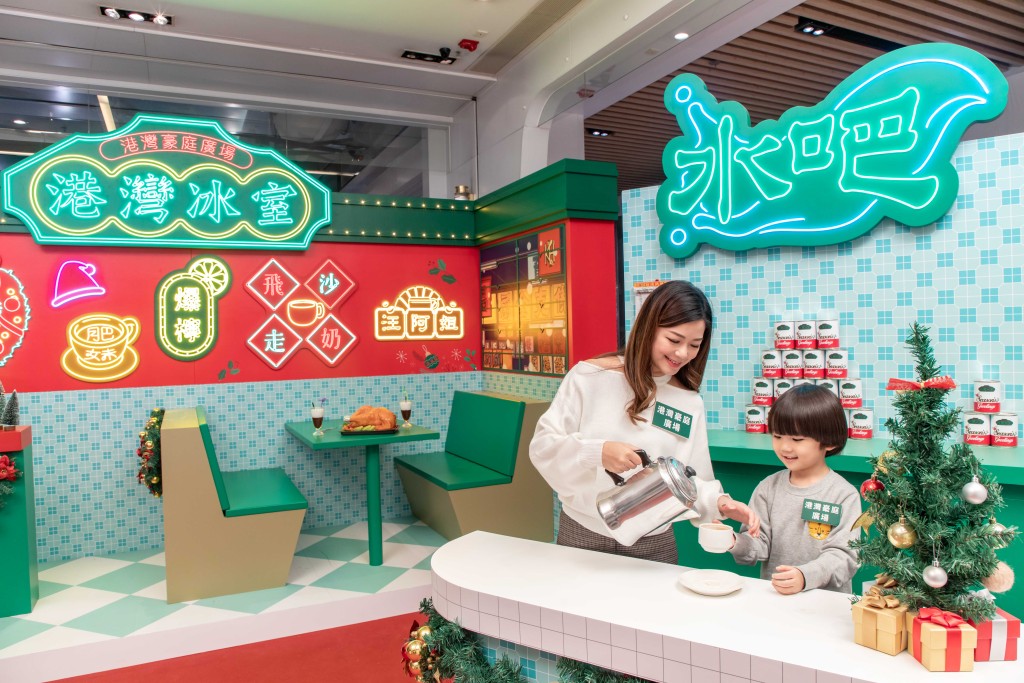 「港灣冰室」內有多個懷舊打卡位，如馬賽克花紋牆身及地磚，充滿港式冰室獨有術語的霓虹燈打卡牆。