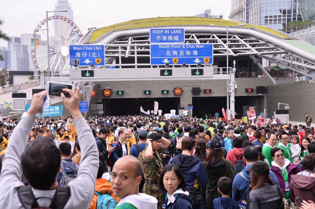 起步前參加者在現場不斷拍照留念。