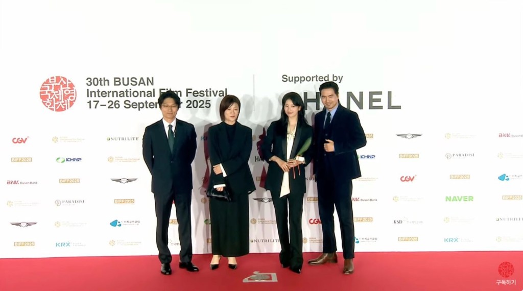 之前秀智缺席新片釜山首映禮,今晚終與李鎮旭亮相閉幕禮。 之前秀智缺席新片釜山首映禮,今晚終與李鎮旭亮相閉幕禮。