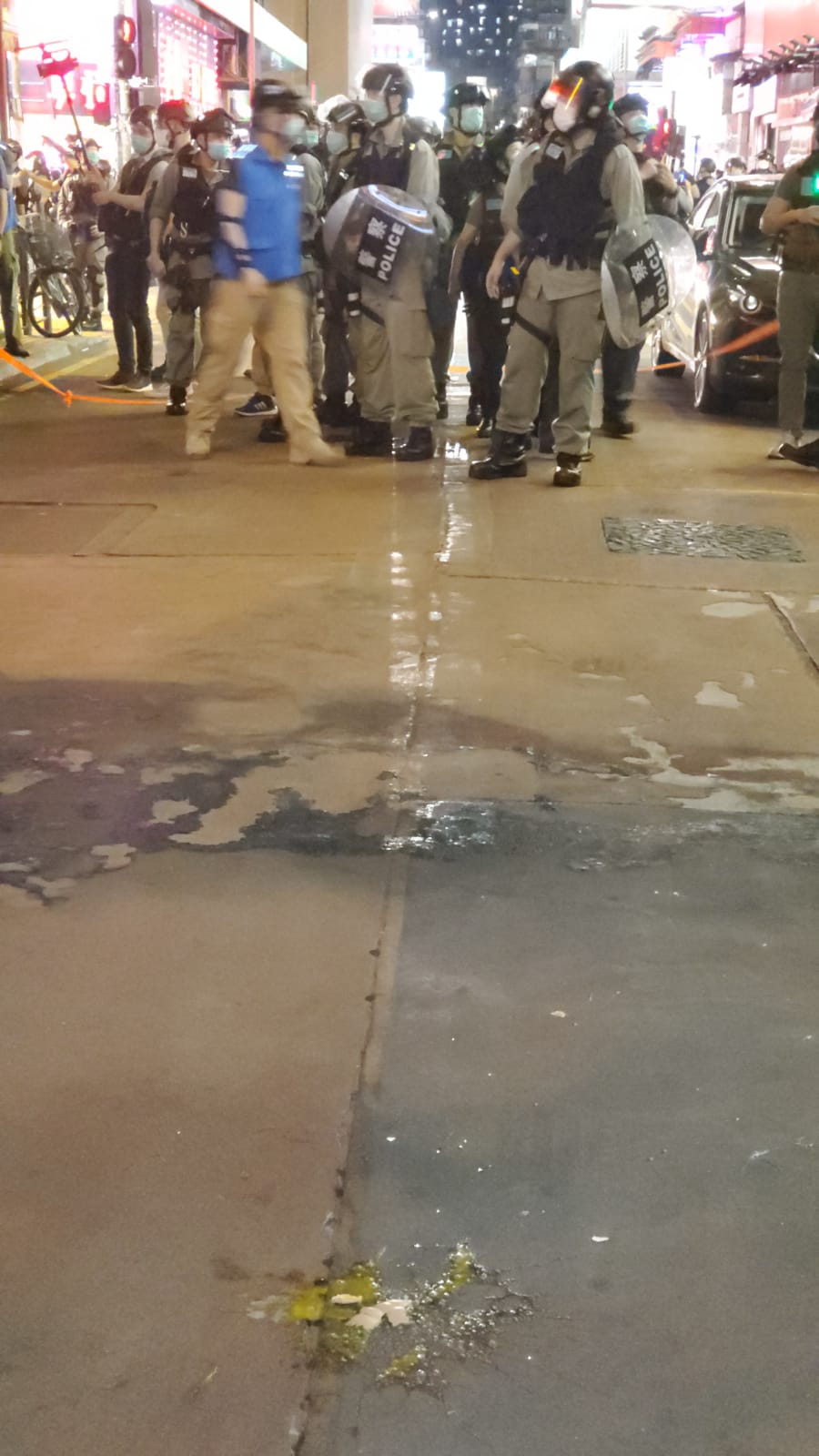 有人在山東街從高處擲下雞蛋。