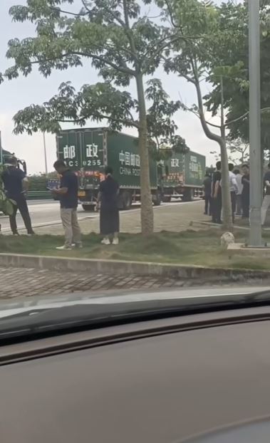 高考试卷由北京运往全国考场，全程受“绝密”级保安押护。抖音＠余生好运
