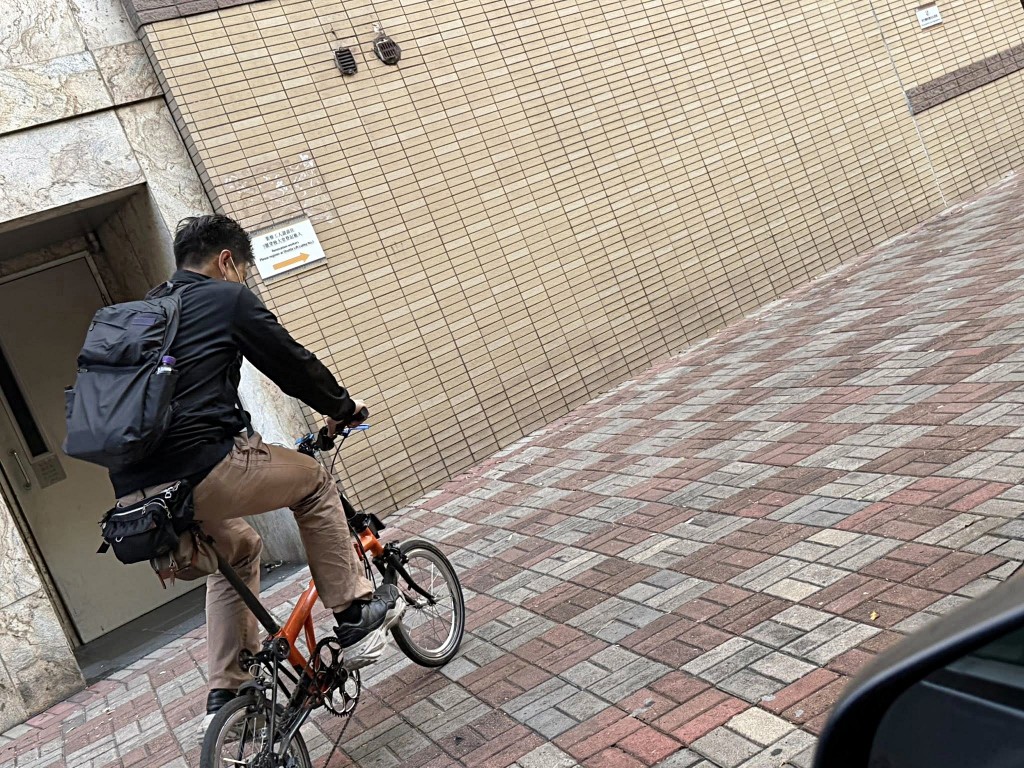 口罩賊偷走單車。網圖