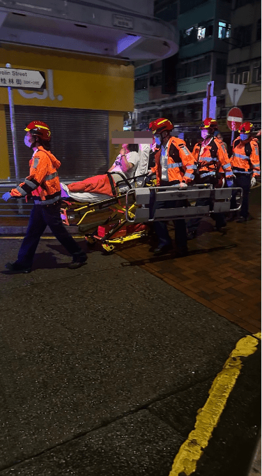 其中一張照片顯示,一名女子坐在擔架床上,由救護人員送上救護車。Threads@ko.09_322 其中一張照片顯示,一名女子坐在擔架床上,由救護人員送上救護車。Threads@ko.09_322
