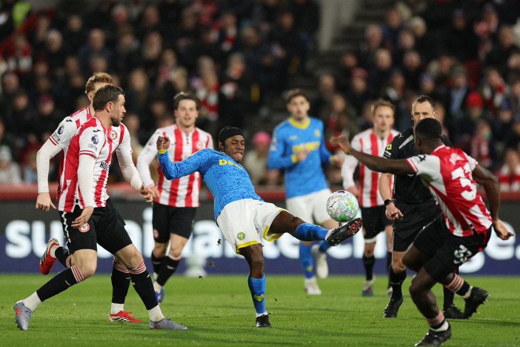 狼队取得1分,仍排末席。法新社 狼队取得1分,仍排末席。法新社