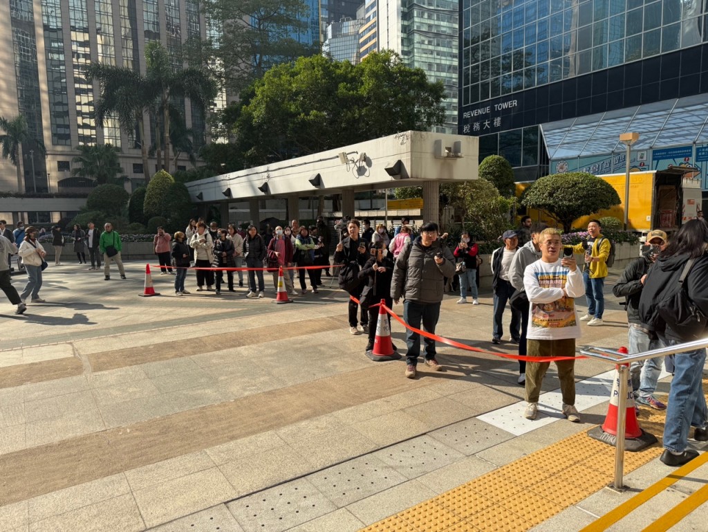 旁聽人士眾多，須排隊才可入庭旁聽。雷璟怡攝