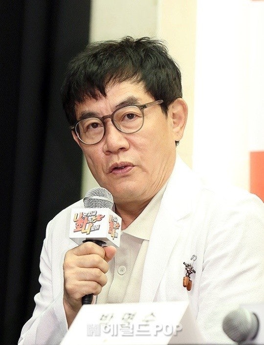 李敬揆是韓國資深喜劇人兼主持。 李敬揆是韓國資深喜劇人兼主持。