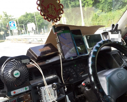 不少驾驶者会将手机放在仪表板上。资料图片