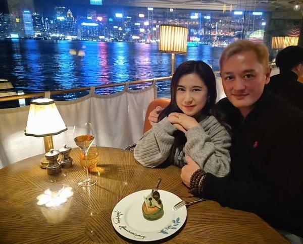 李家鼎曾以「人無三尺高,肚裏三把刀」來形容大新抱Conny嚴佩鈺。 李家鼎曾以「人無三尺高,肚裏三把刀」來形容大新抱Conny嚴佩鈺。