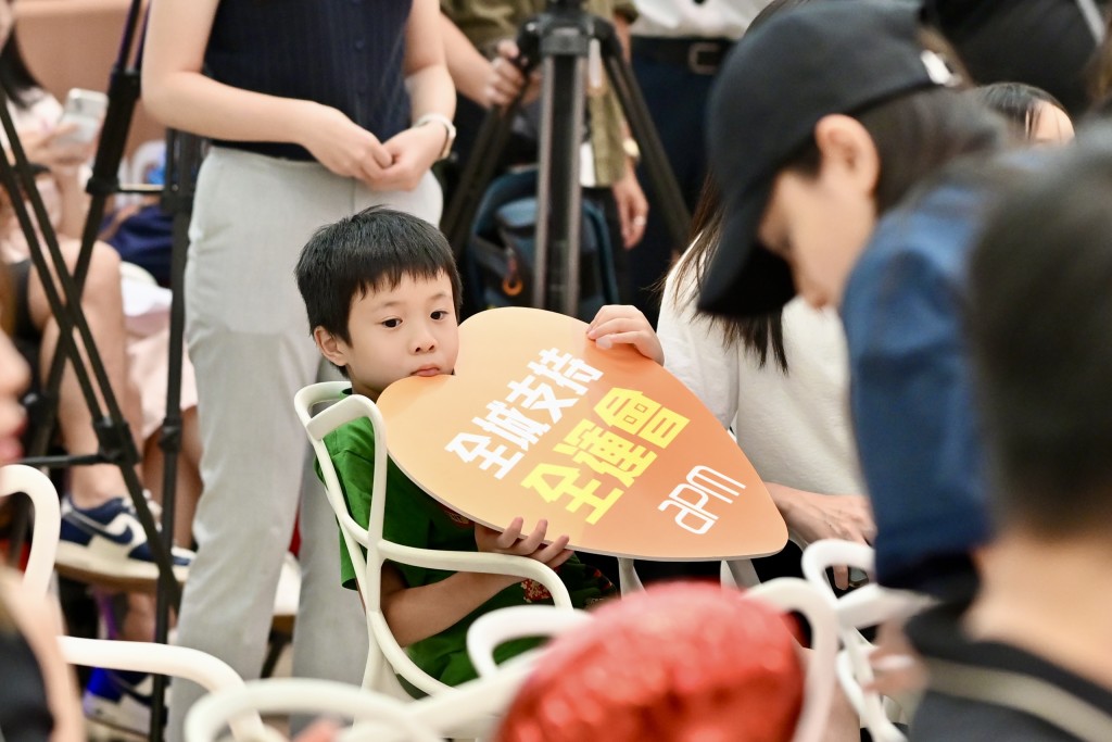 派對開始前,apm商場中庭已經有不少市民手持打氣棒,坐在觀眾席內靜候開幕禮開始。劉駿軒攝 派對開始前,apm商場中庭已經有不少市民手持打氣棒,坐在觀眾席內靜候開幕禮開始。劉駿軒攝