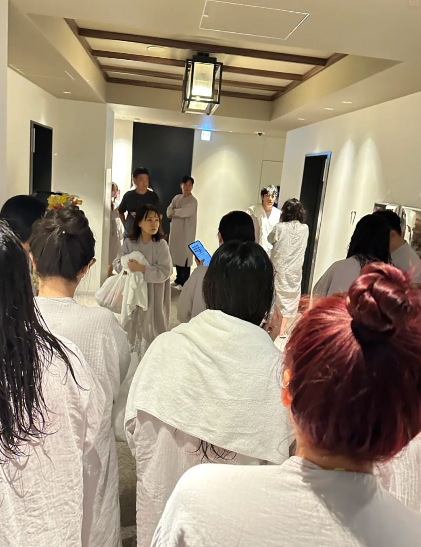 地震過後，有身在札幌的內地遊客在小紅書反映，地震時剛巧身處酒店的公眾澡堂，住客感受強震，即時濕著頭，僅披著浴袍就離開澡堂。 小紅書@熱心市民張同學  