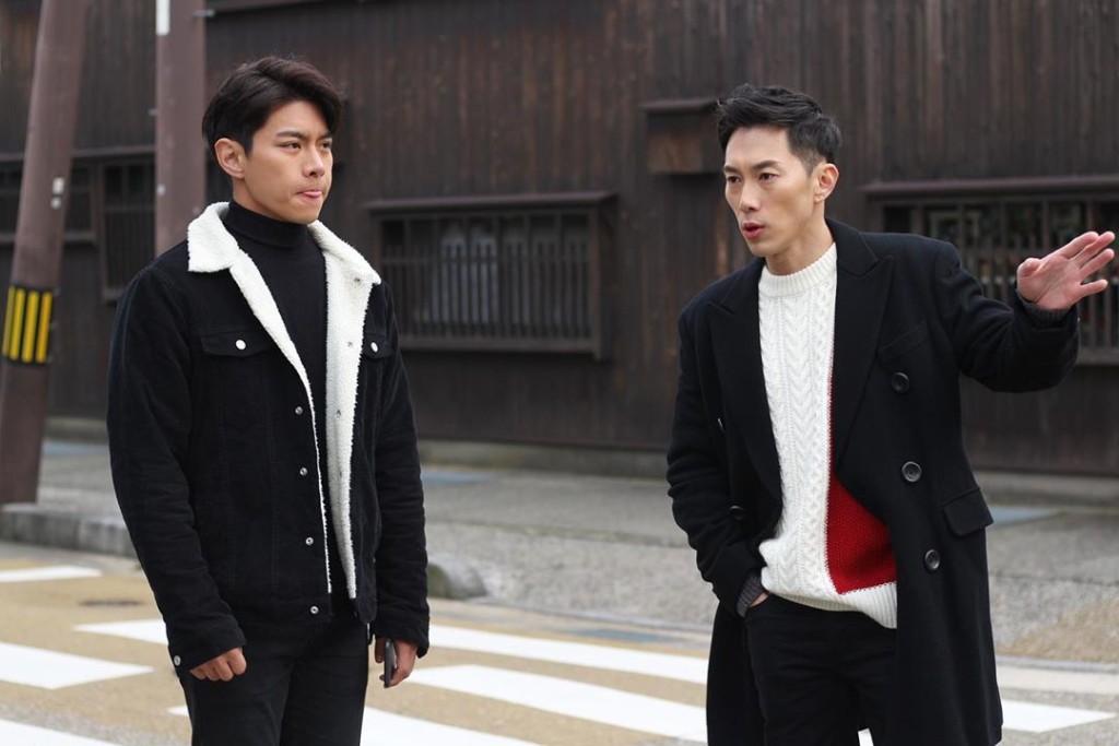 秋成指导罗天宇演出,导演样上晒身。