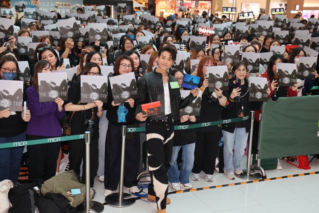 大批“生粉”支持AK。