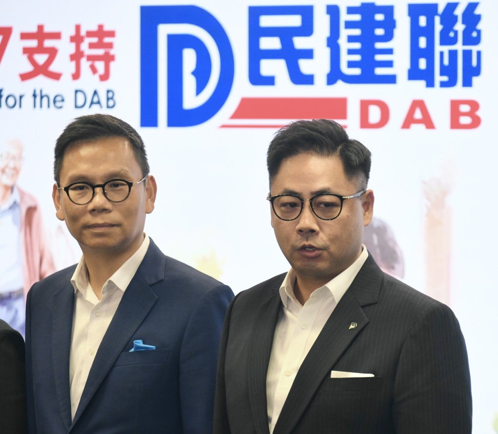 將轉跑道參選選舉委員會界別的陳恒鑌(左)及「空降」新界東南地區直選的葉傲冬。。資料圖片 將轉跑道參選選舉委員會界別的陳恒鑌(左)及「空降」新界東南地區直選的葉傲冬。。資料圖片